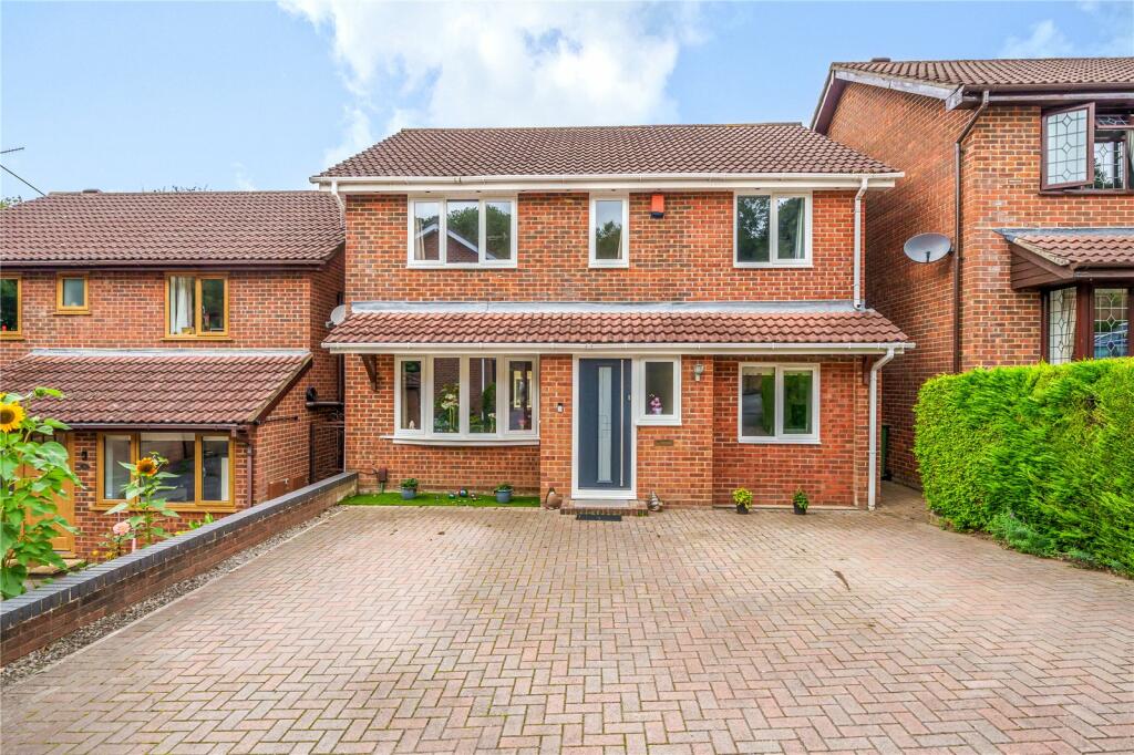 4 bedroom detached house for sale in Swincombe Rise, Chartwell Green, Southampton, Hampshire, SO18