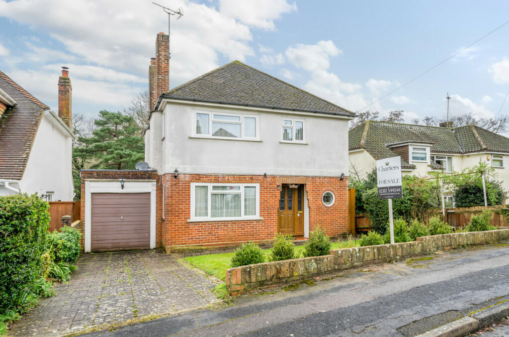 3 bedroom detached house for sale in Bassett Dale, Bassett, Southampton, Hampshire, SO16