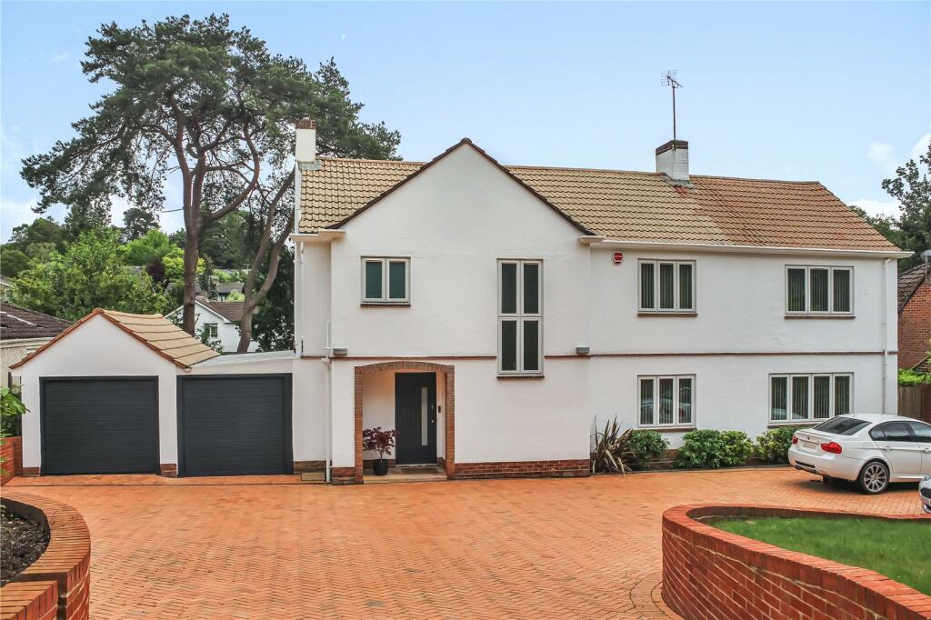 4 bedroom detached house for sale in Pine Walk, Chilworth, Southampton