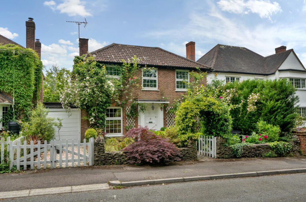 4 bedroom detached house for sale in Lordswood Gardens, Bassett