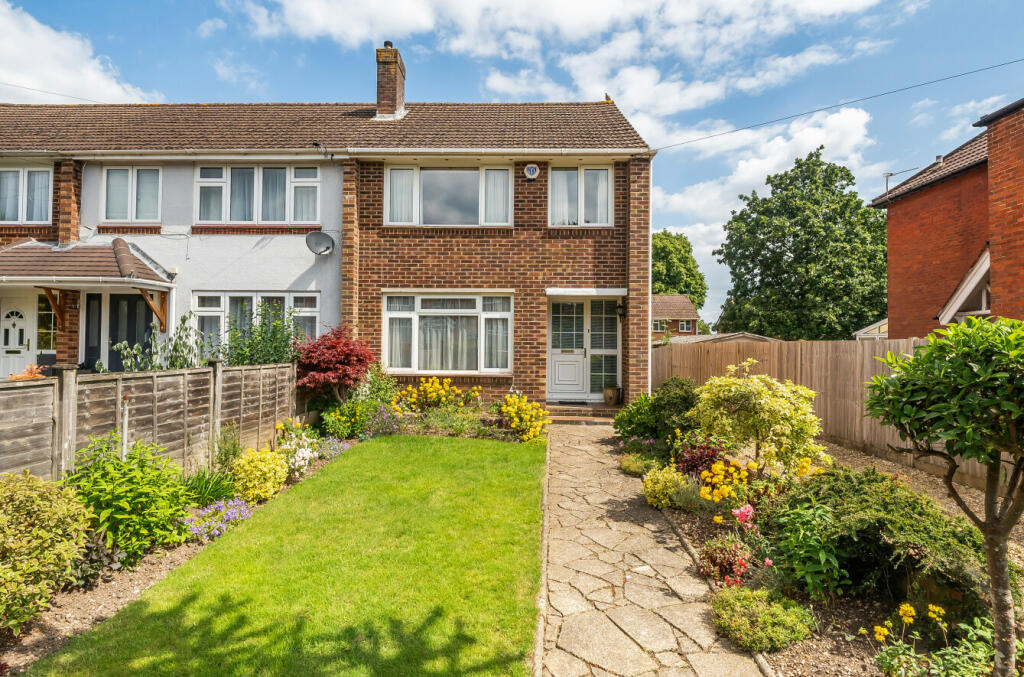 3 bedroom end of terrace house for sale in Willis Road, Stoneham