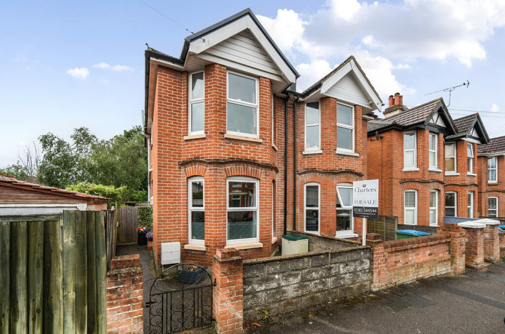 3 bedroom semidetached house for sale in Whitelaw Road, Shirley