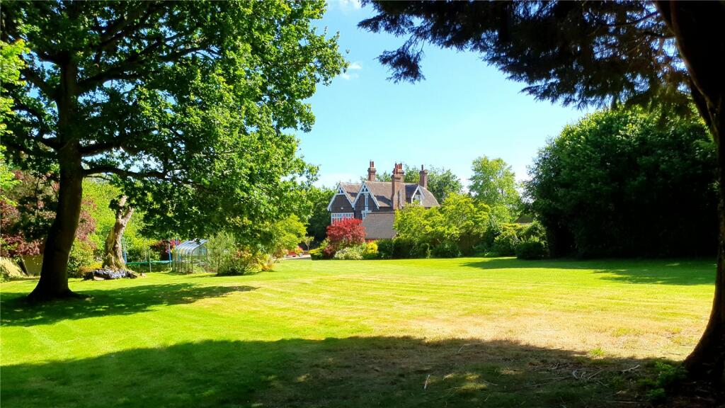 6 bedroom detached house for sale in Piltdown, Uckfield, Wealden, East