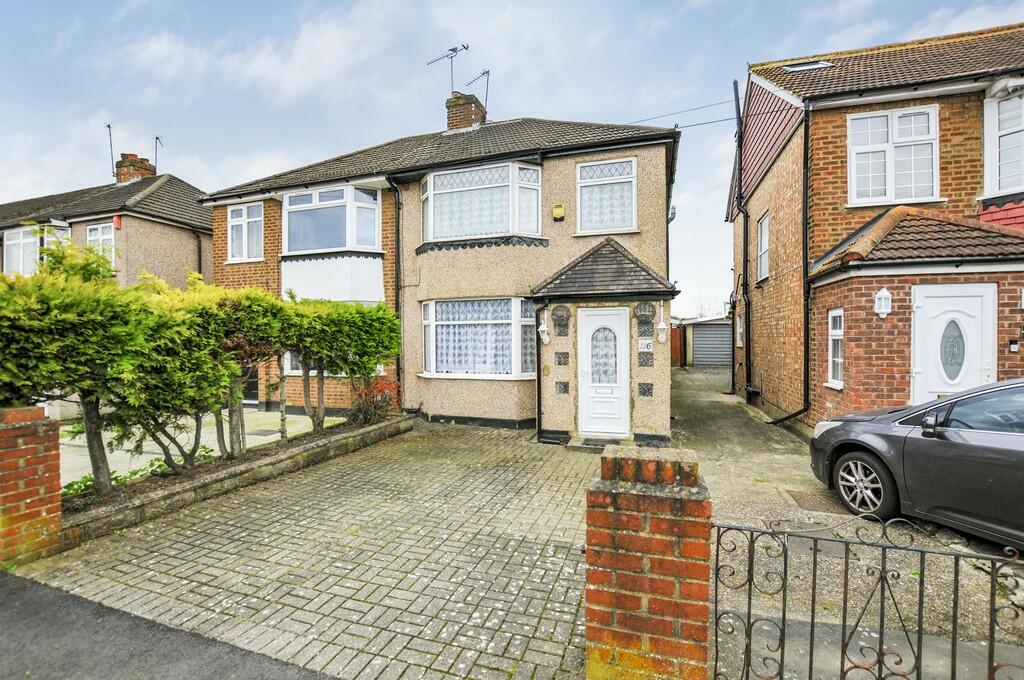 3 bedroom semidetached house for sale in Sutton Court Road, Hillingdon