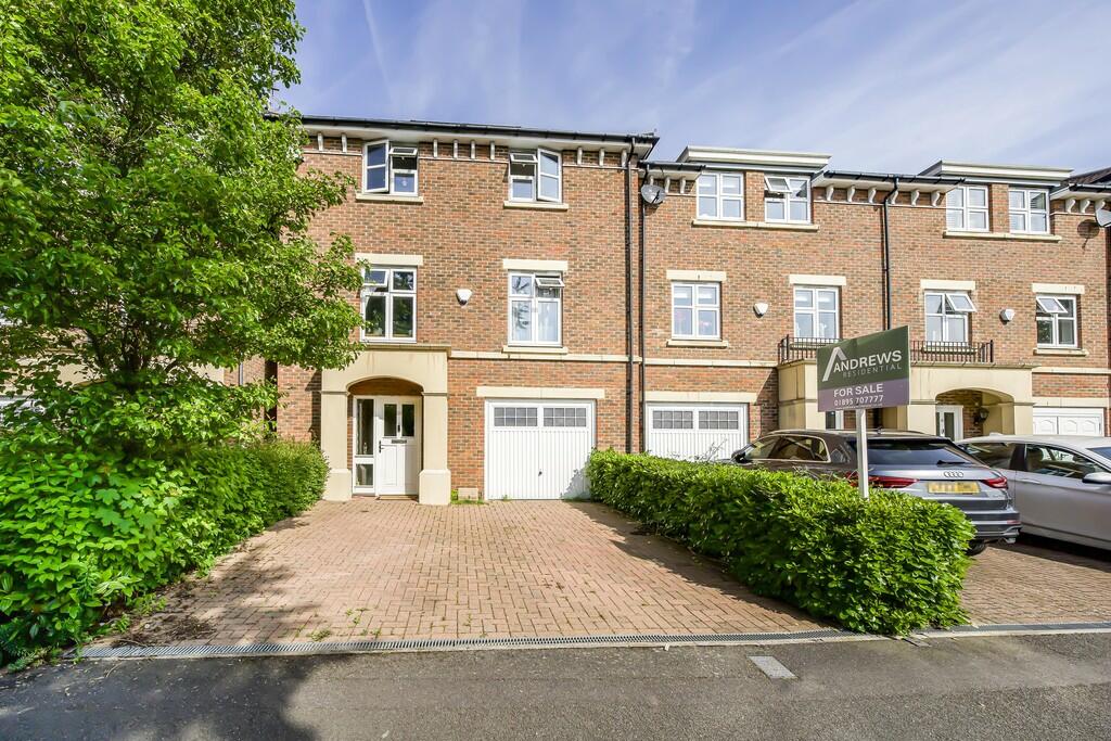 5 bedroom town house for sale in Heacham Avenue, Ickenham, UB10