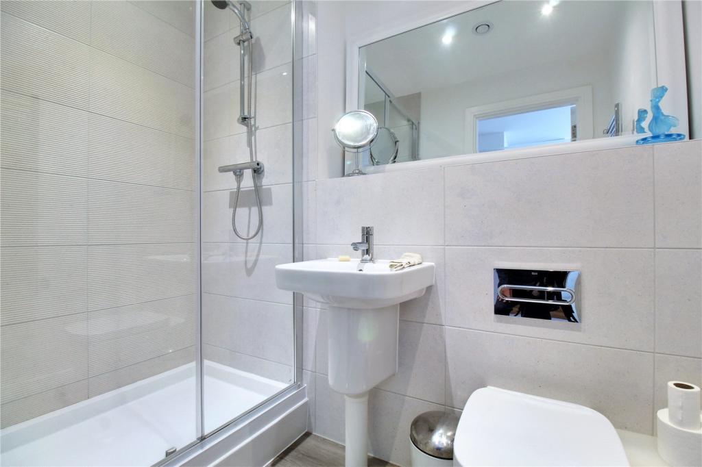 2 bedroom flat for sale in Chawton Court, Station Road, Hook, Hampshire