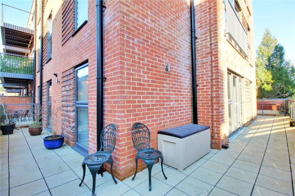 2 bedroom flat for sale in Chawton Court, Station Road, Hook, Hampshire