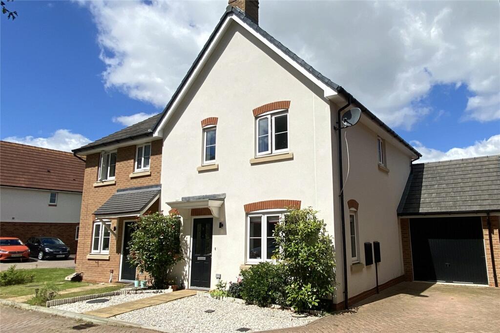 3 bedroom semidetached house for sale in Unwin Close, Hook, Hampshire
