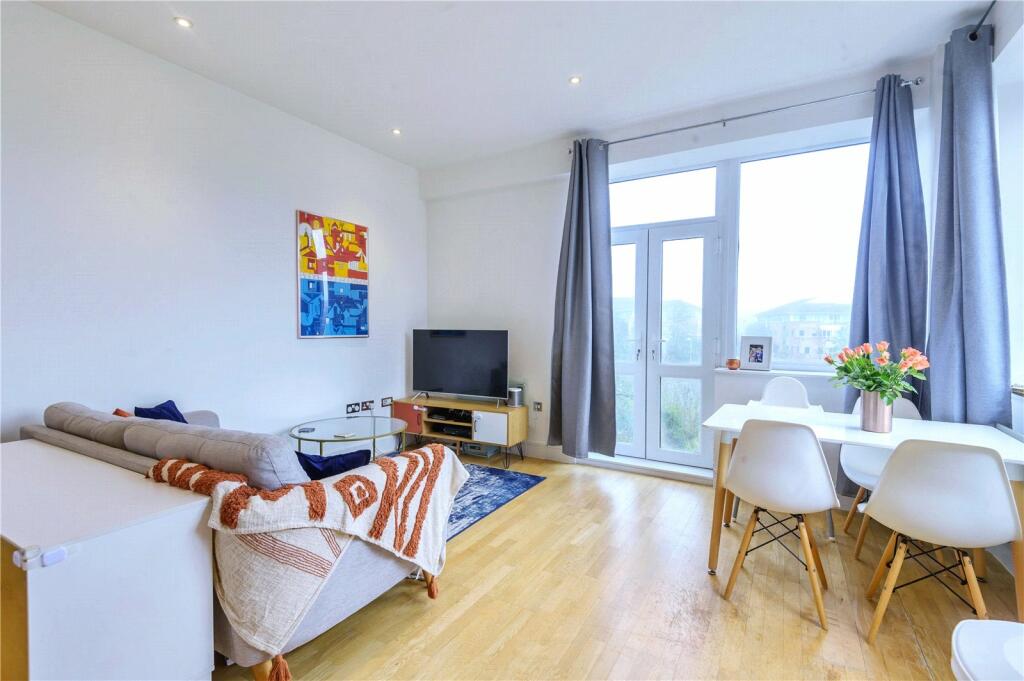 2 bedroom flat for sale in Bartley Way, Hook, Hampshire, RG27