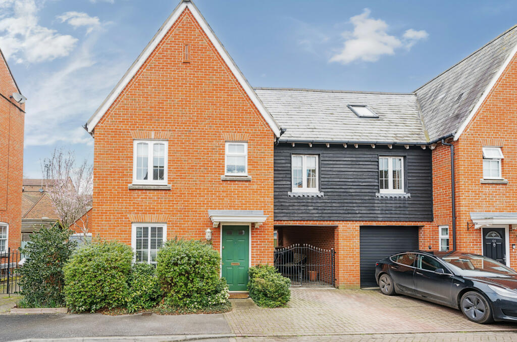 4 bedroom link detached house for sale in Compton Way, Sherfieldon