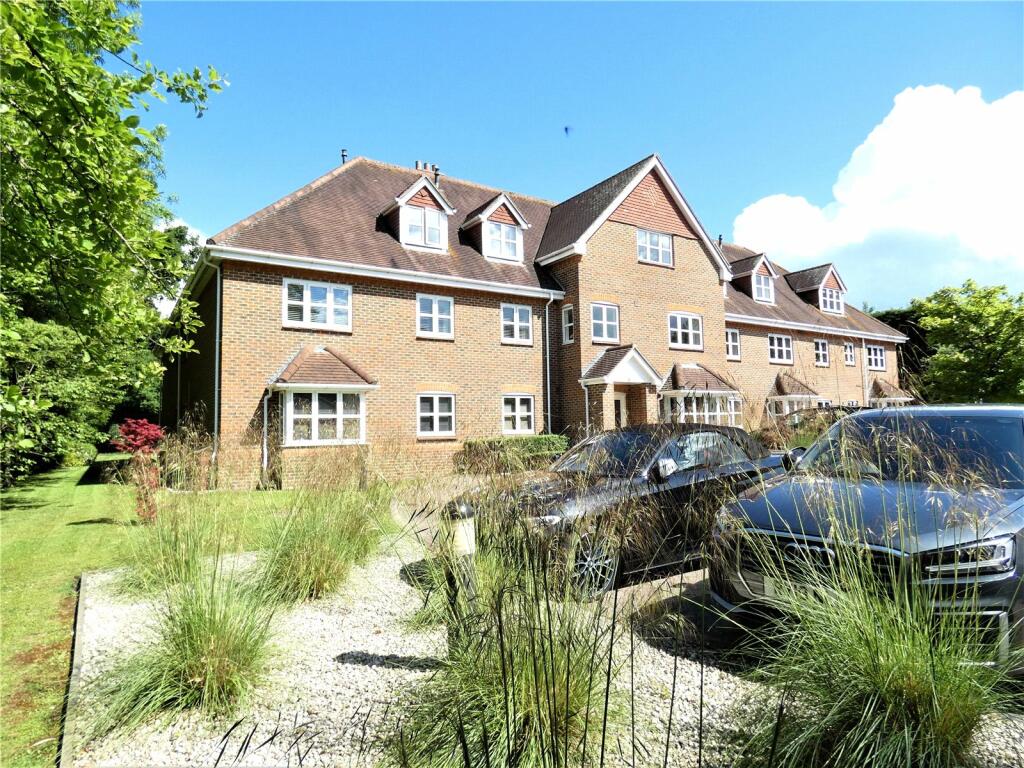 2 bedroom flat for sale in Wessex Grange, Reading Road, Sherfieldon