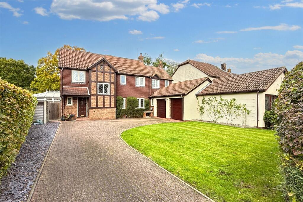 4 bedroom detached house for sale in Smallfield Drive, Hook, Hampshire