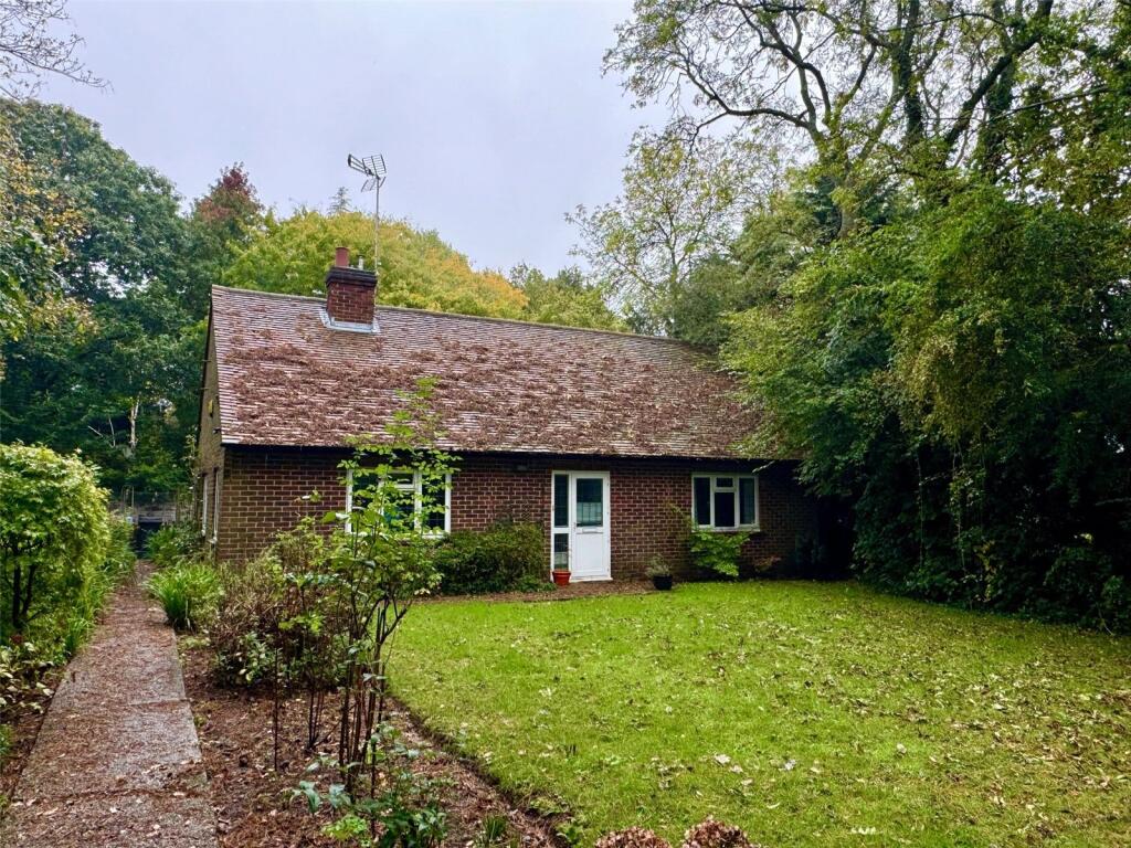 Main image of property: Reading Road, Mattingley, Hook, RG27