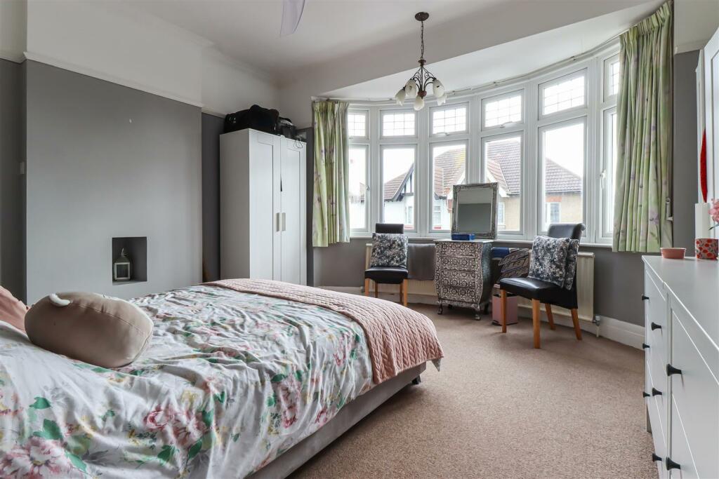 5 bedroom semidetached house for sale in * PARKING AND SEA VIEWS