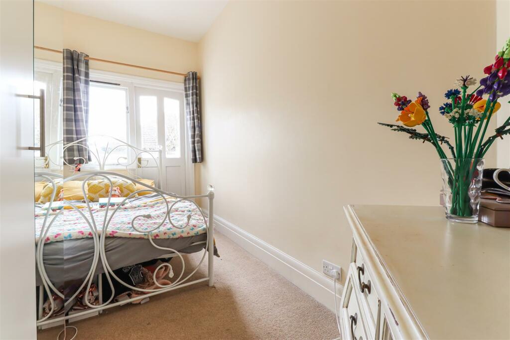 5 bedroom semidetached house for sale in * PARKING AND SEA VIEWS