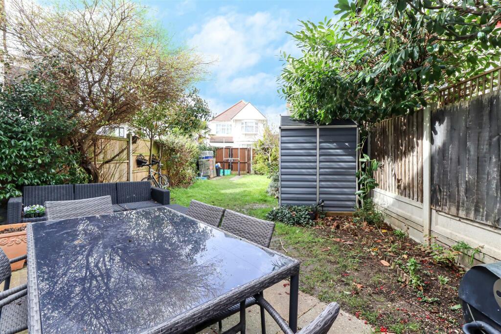 5 bedroom semidetached house for sale in * PARKING AND SEA VIEWS