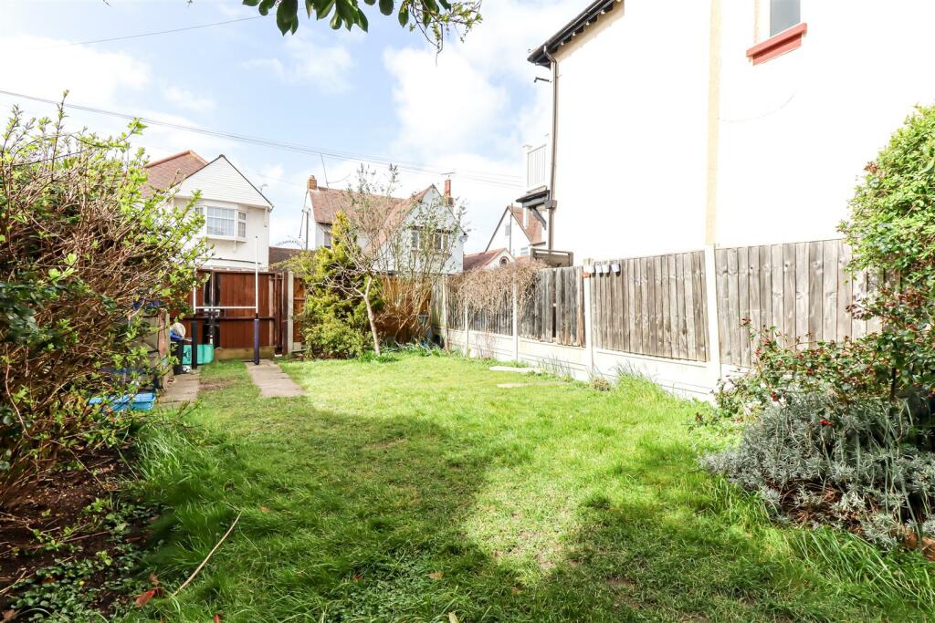 5 bedroom semidetached house for sale in * PARKING AND SEA VIEWS