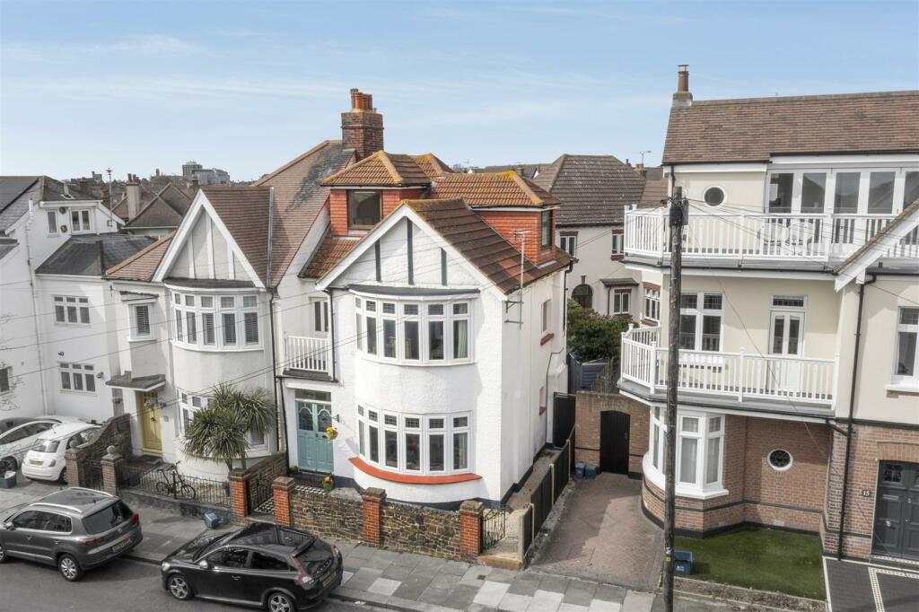 5 bedroom semidetached house for sale in * PARKING AND SEA VIEWS