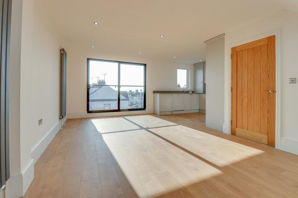 3 bedroom duplex for sale in SEA VIEWS Ambleside Drive, SouthendOnSea, SS1
