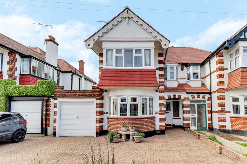 4 bedroom semidetached house for sale in Western Road, LeighonSea, SS9