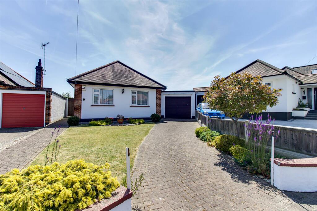 3 bedroom detached bungalow for sale in Dundee Close, LeighOnSea, SS9