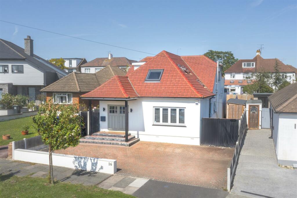 4 bedroom detached house for sale in * ONE OFF LOCATION * Marine Close