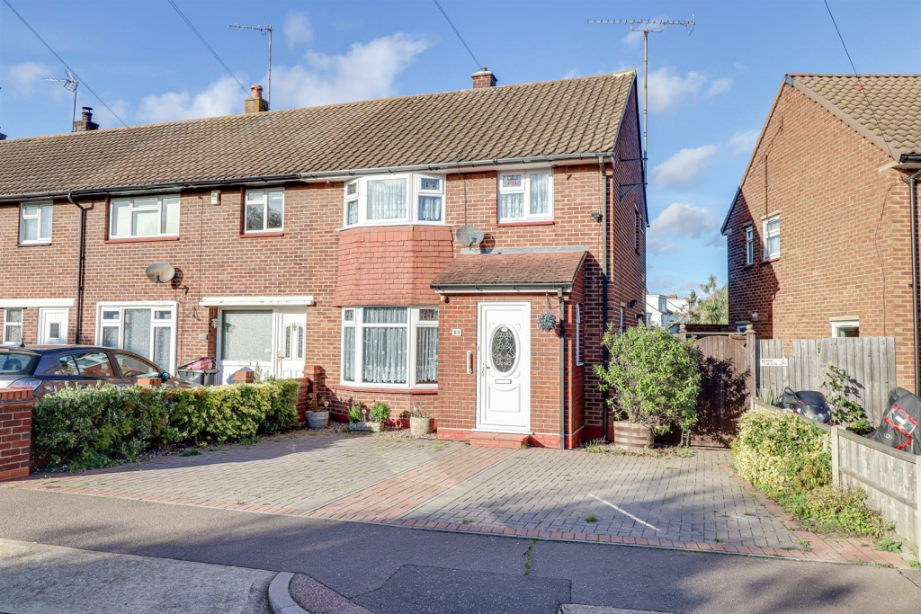 3 bedroom end of terrace house for sale in * EXTENDED TO REAR * Danescroft Drive, LeighOnSea, SS9