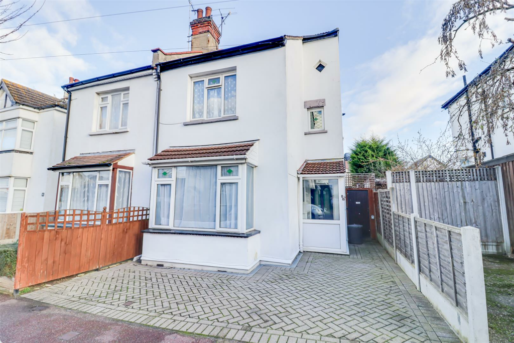 3 bedroom semidetached house for sale in Dundonald Drive, LeighOnSea