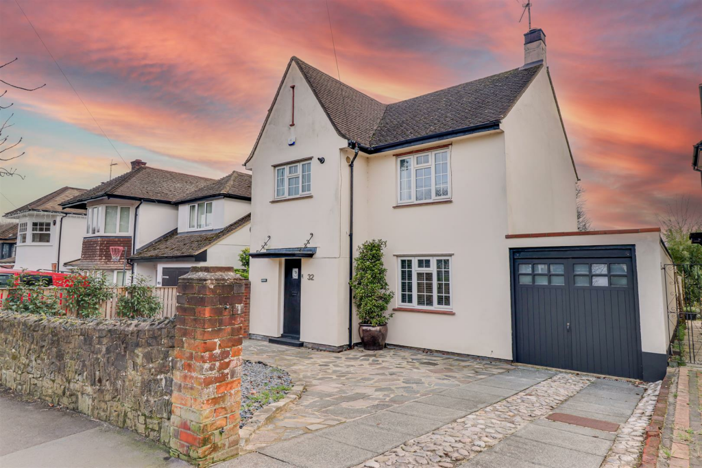 3 bedroom detached house for sale in Buxton Avenue, LeighOnSea, SS9