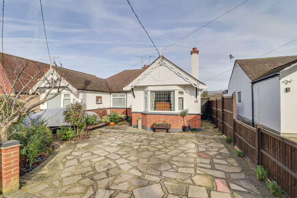 2 bedroom semidetached bungalow for sale in * HADLEIGH/LEIGH BORDERS