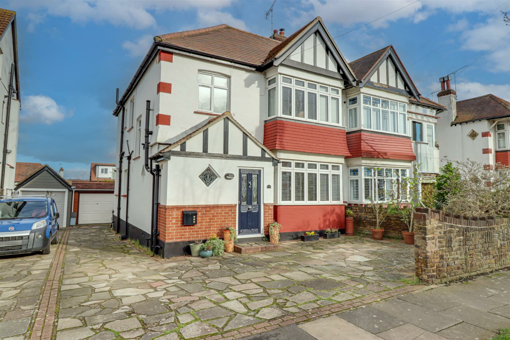 4 bedroom semidetached house for sale in St. Davids Drive, Leighon