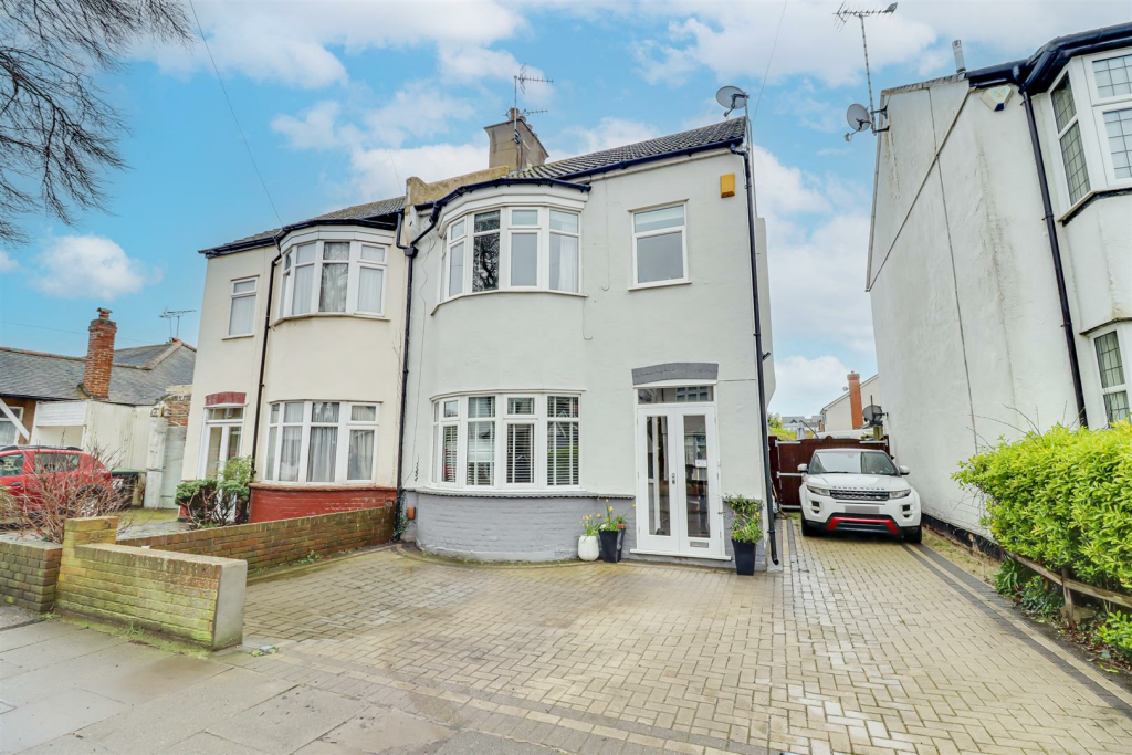 3 bedroom semidetached house for sale in Glenbervie Drive, LeighOn