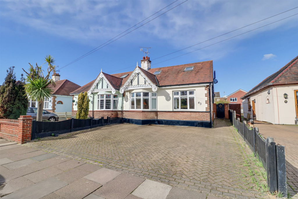 2 bedroom chalet for sale in Blenheim Chase, LeighOnSea, SS9