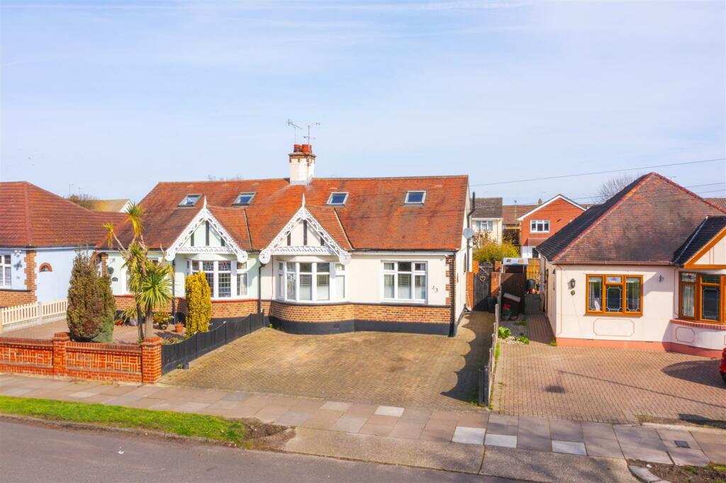 2 bedroom chalet for sale in Blenheim Chase, LeighOnSea, SS9