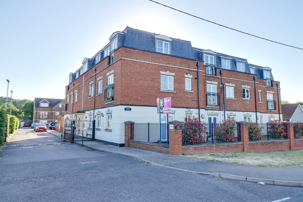 2 bedroom flat for sale in 186 Rayleigh Road, Benfleet, SS7