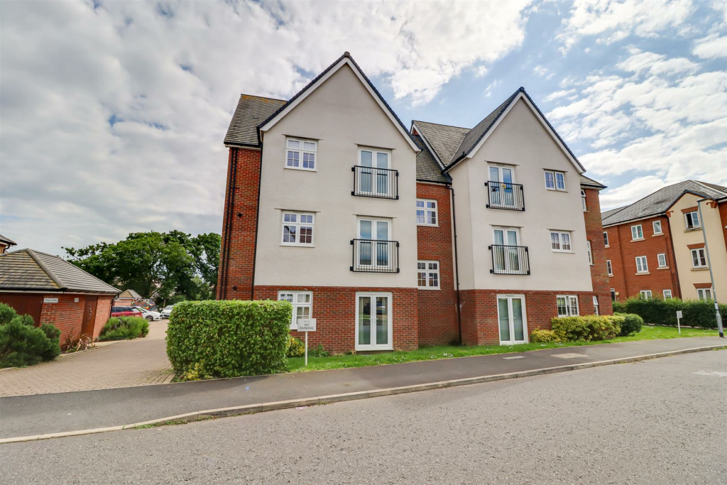 2 bedroom flat for sale in Rose Street, Benfleet, SS7