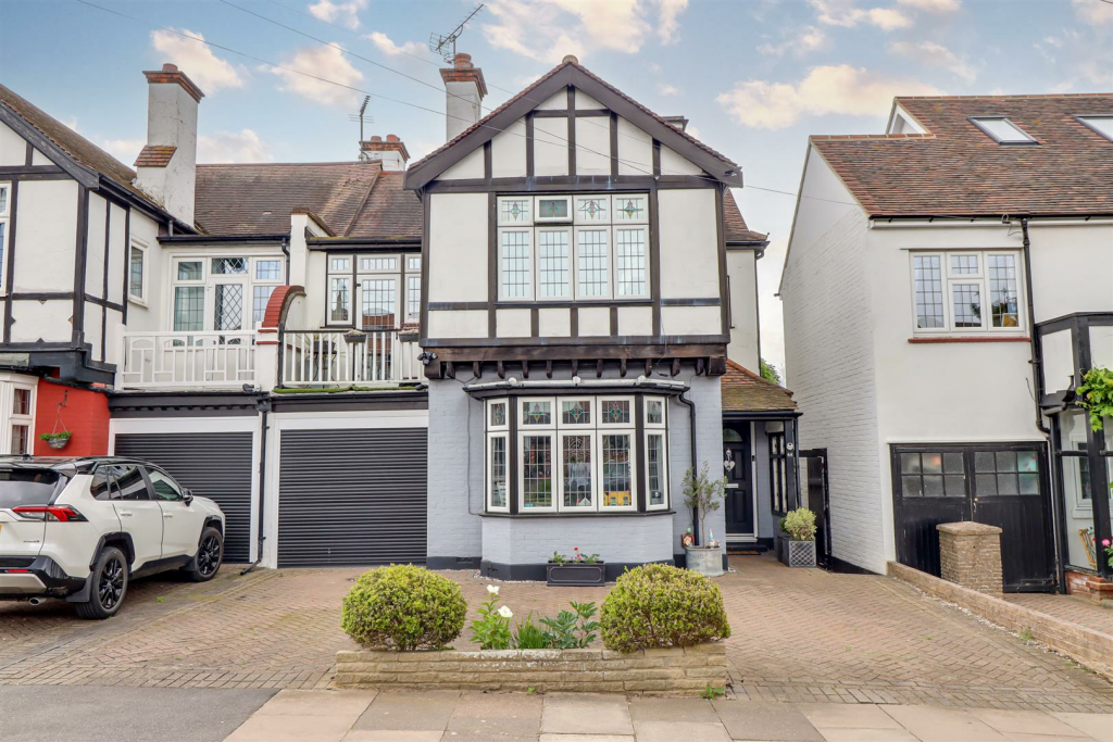 5 bedroom semidetached house for sale in * SEA VIEWS * Thames Drive