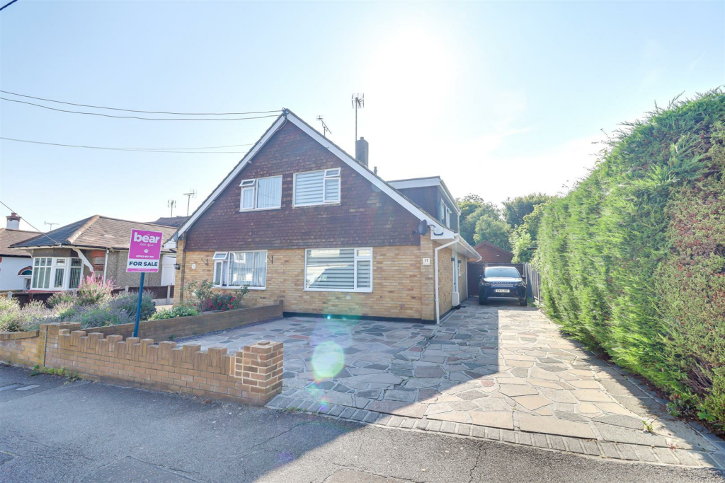 3 bedroom semidetached house for sale in Bilton Road, Benfleet, SS7