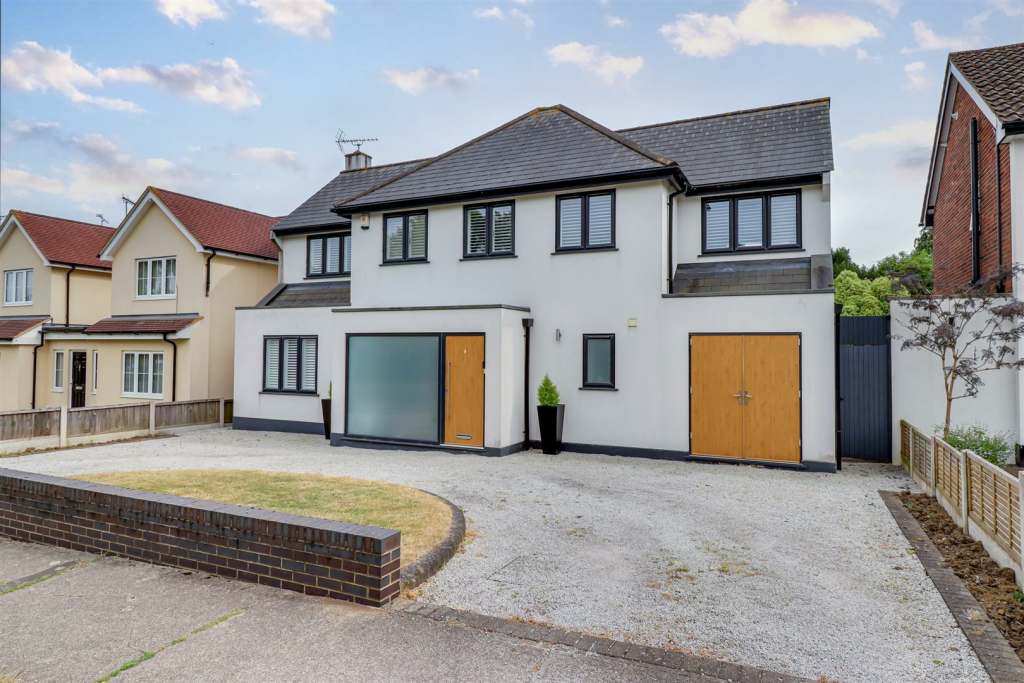 5 bedroom detached house for sale in * SOUTH BACKING PLOT * Woodlands