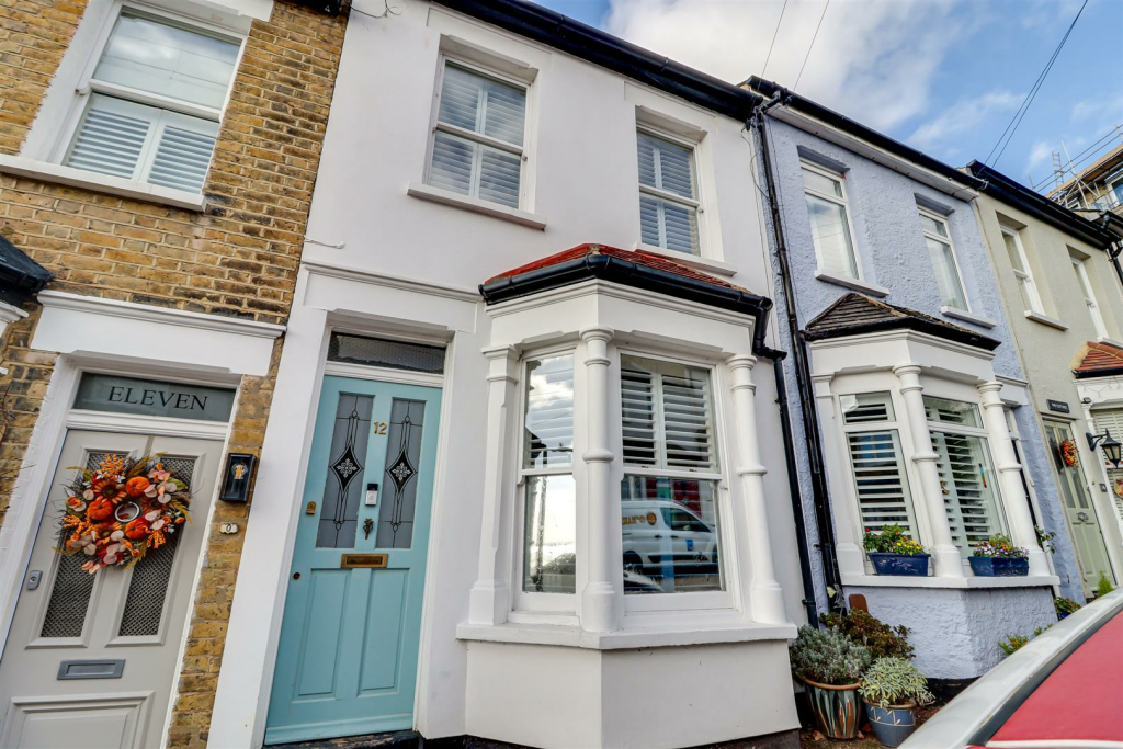 3 bedroom cottage for sale in Uttons Avenue, LeighOnSea, SS9