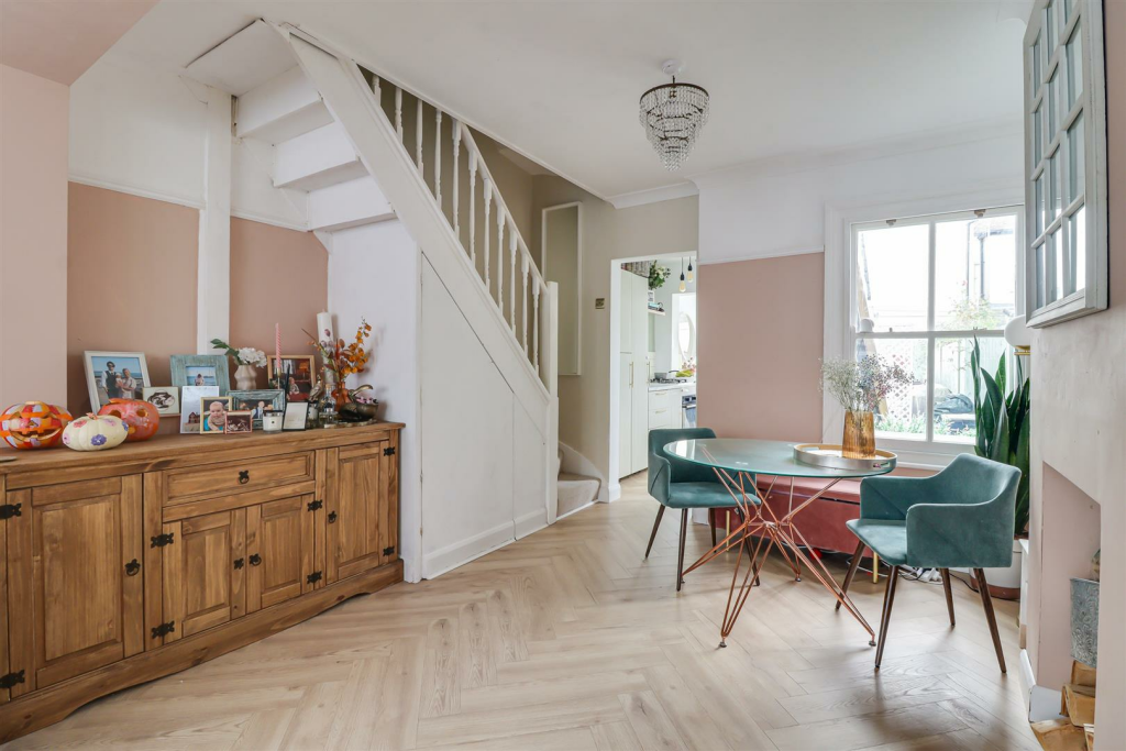 3 bedroom cottage for sale in Uttons Avenue, LeighOnSea, SS9