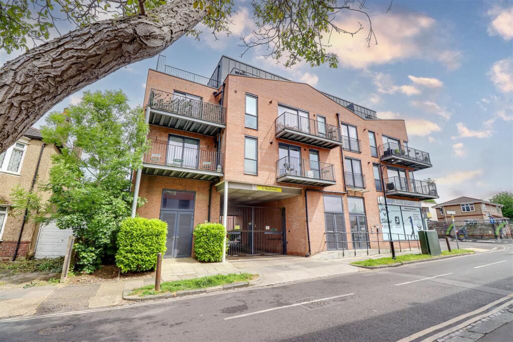 Main image of property: * NO ONWARD CHAIN * London Road, Leigh-On-Sea