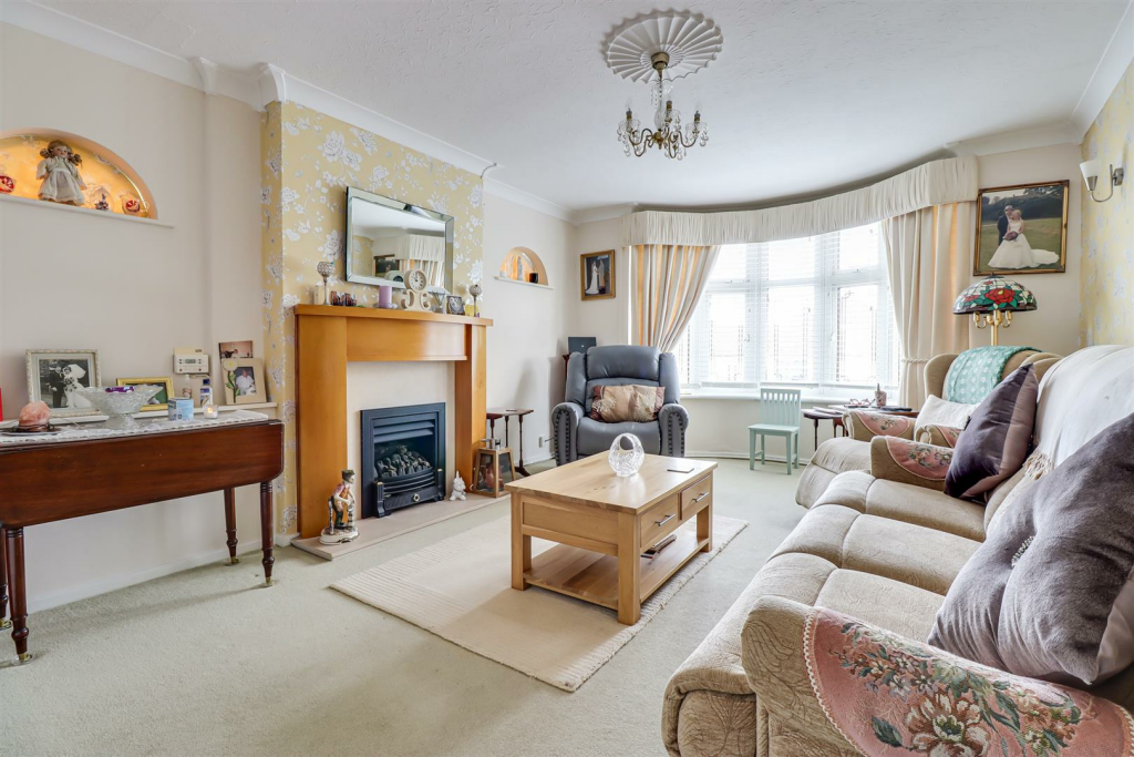 2 bedroom semidetached bungalow for sale in Hainault Close, Benfleet, SS7