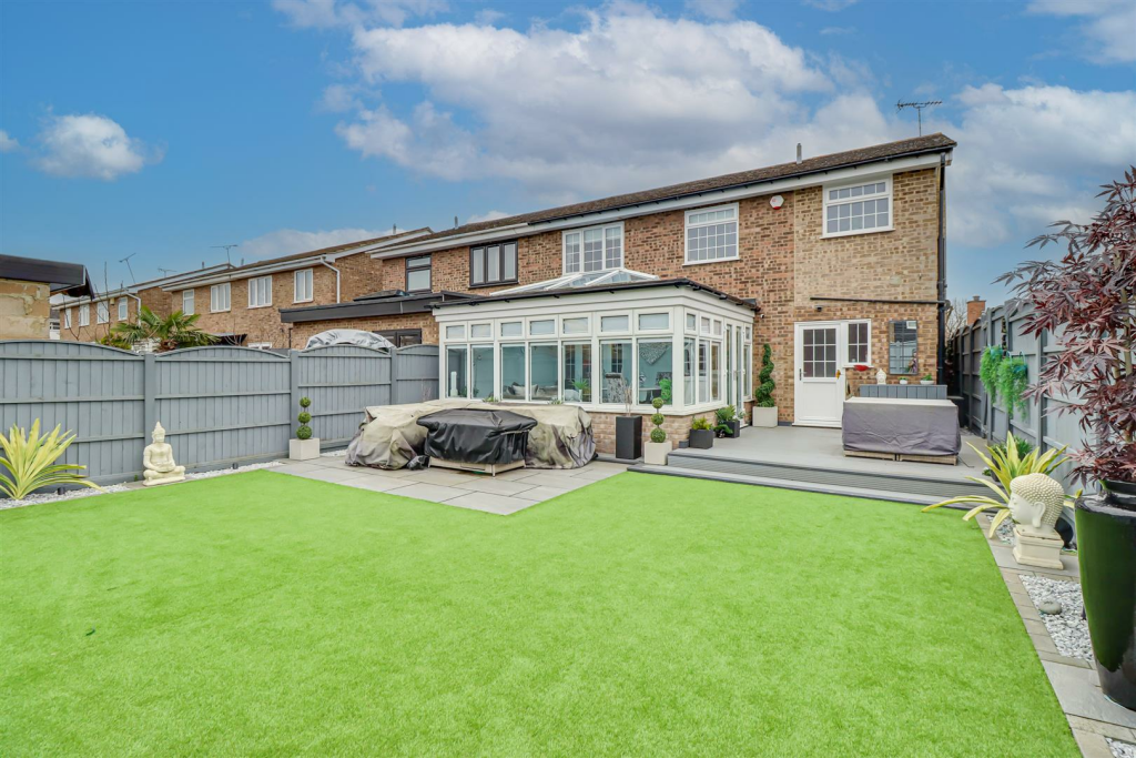 5 bedroom semidetached house for sale in * A TARDIS * Stansfield Road