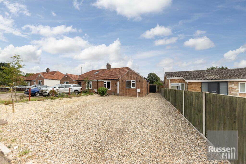 3 bedroom semidetached bungalow for sale in Stafford Avenue, New