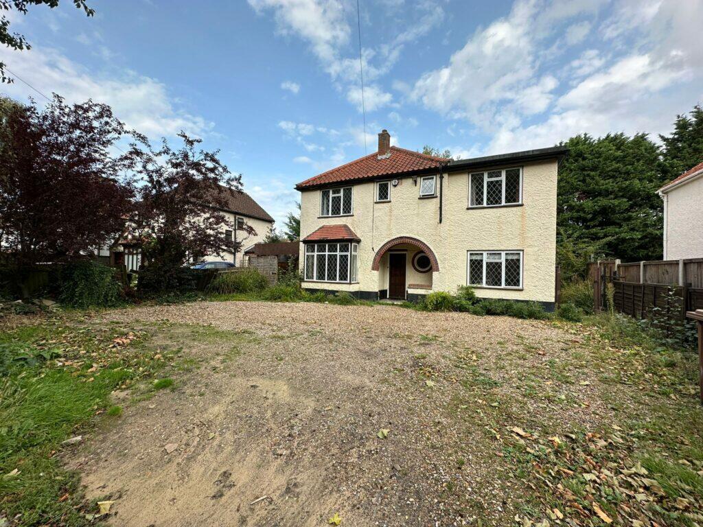5 bedroom detached house for sale in Earlham Road, Very Close To The