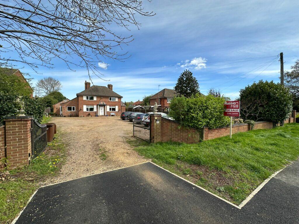 4 bedroom detached house for sale in Dereham Road, New Costessey, NR5