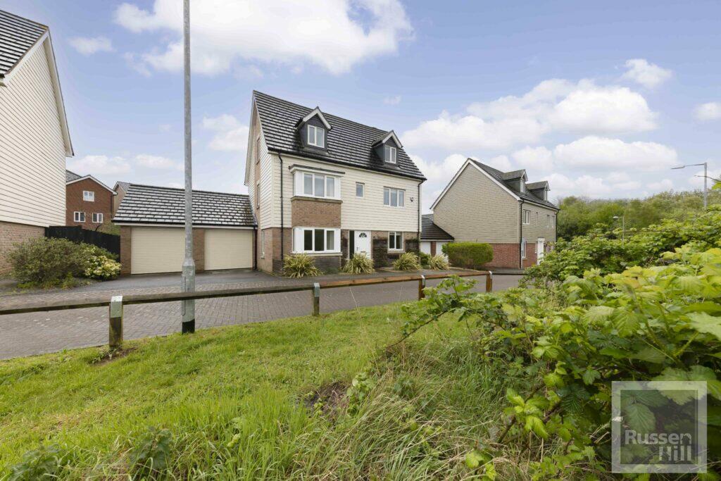 5 bedroom detached house for sale in Coronach Close, Queens Hill, NR8