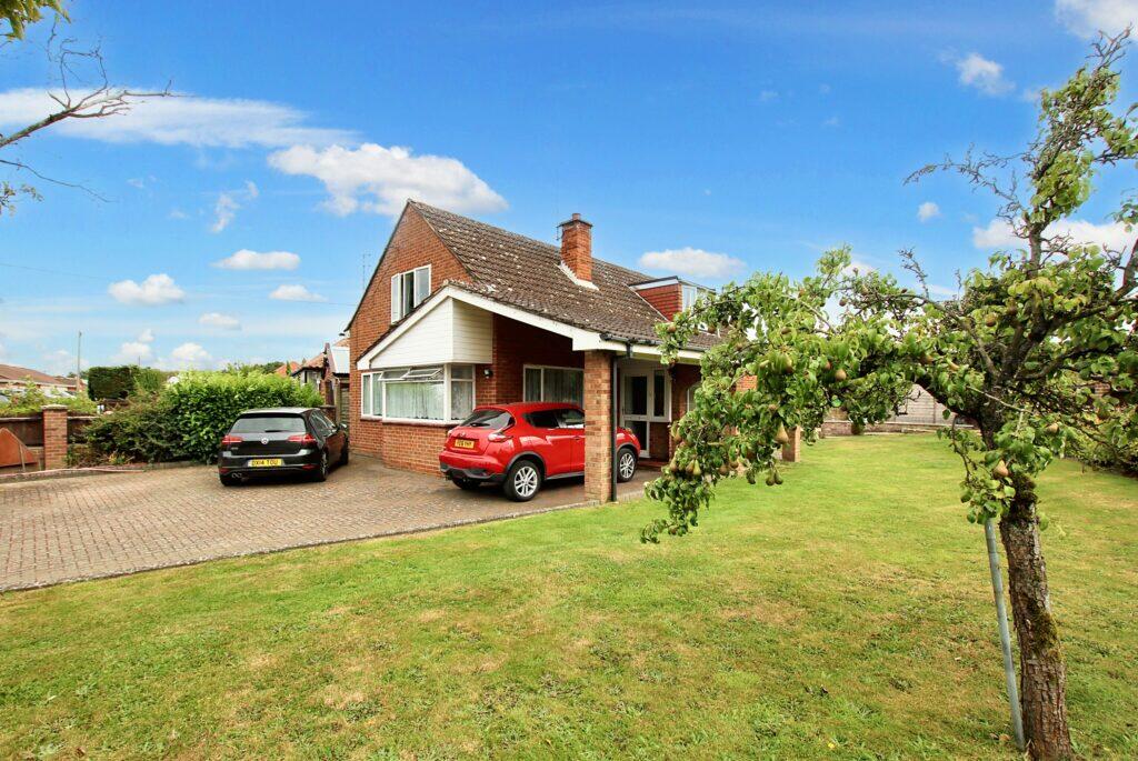 3 bedroom detached house for sale in Norwich Road, New Costessey, NR5