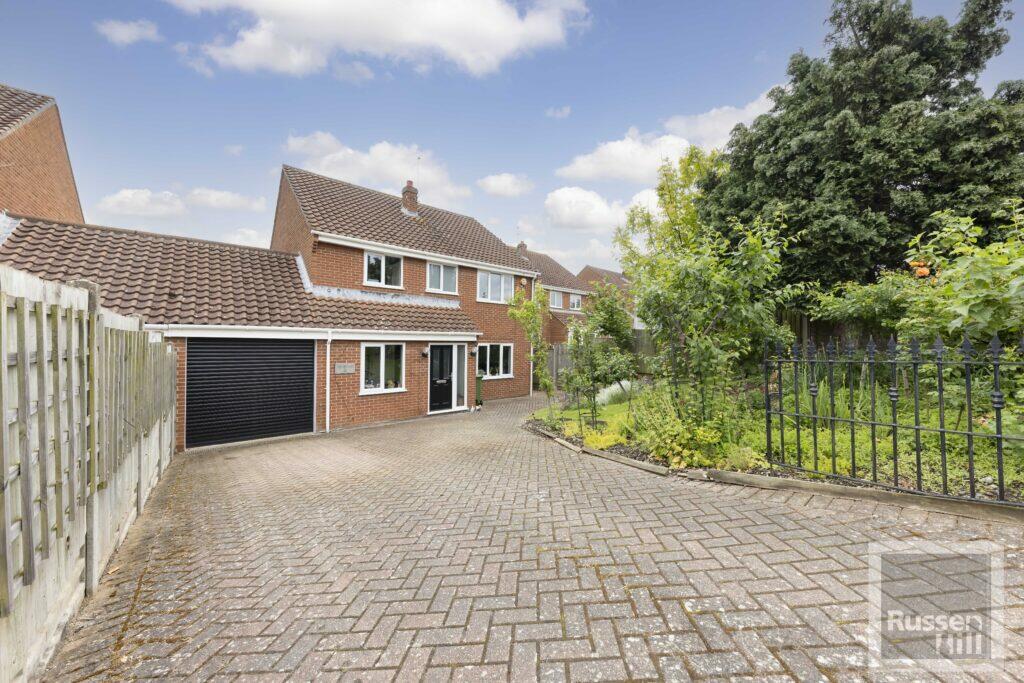 5 bedroom detached house for sale in Gurney Road, New Costessey, NR5